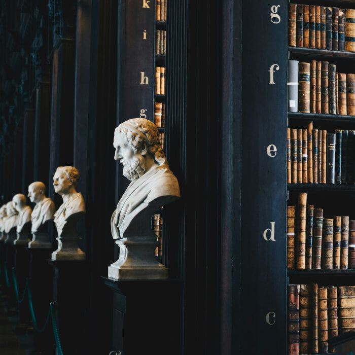 Historische Abteilung in einer Bibliothek mit Statuen (zumindest den Köpfen)