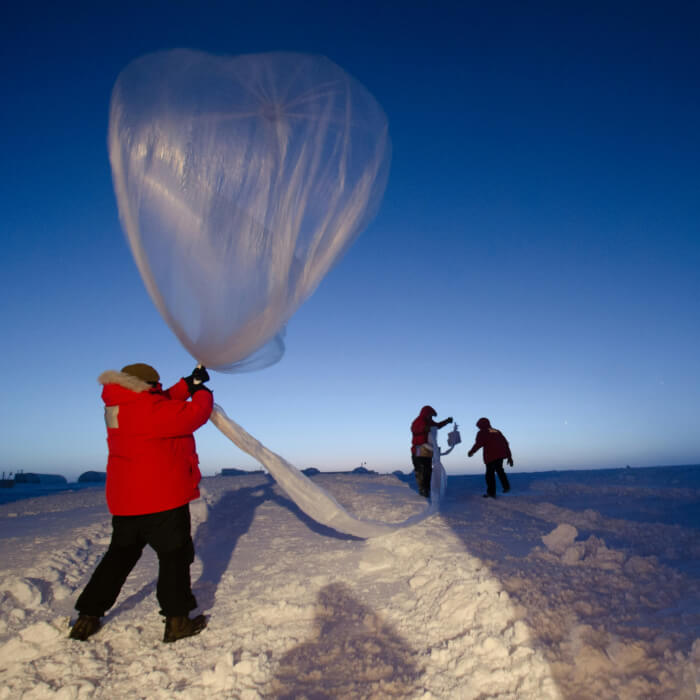 Klimaforscher in Grönland wollen mit einem Wetterballon Daten erheben (bei Nacht).