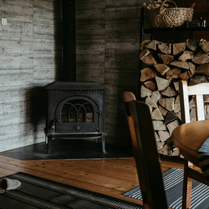 Kamin in einem behaglichen Haus. Der Schornstein muss regelmäßig von einem professionellen Schornsteinfeger gereinigt werden.