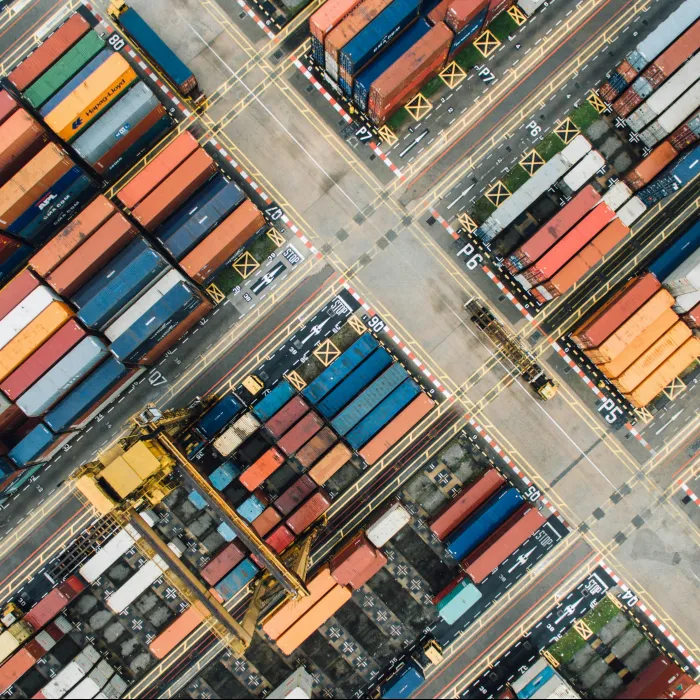Mit einer Drohne den Container-Umschlagplatz von oben fotografiert. Speditionskaufmänner & -frauen sind dafür zuständig, dass alle Container richtig verschifft werden.
